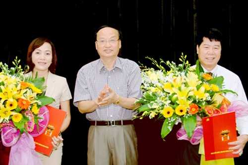 Đồng chí Tô Huy Rứa, Ủy viên Bộ Chính trị, Bí thư Trung ương Đảng, Trưởng ban Tổ chức Trung ương trao quyết định của Bộ Chính trị cho đồng chí Bùi Văn Nam và đồng chí Nguyễn Thị Thanh. Ảnh: Báo Ninh Bình điện tử