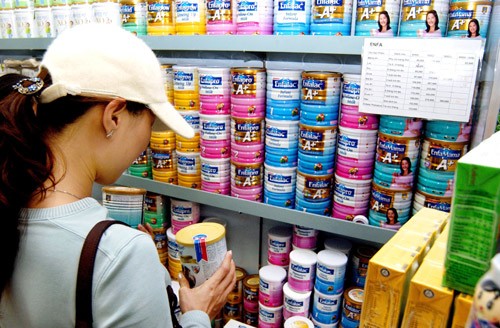 Trung Quốc phạt nặng c&aacute;c c&ocirc;ng ty sữa thao t&uacute;ng gi&aacute;