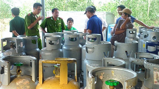 Cảnh s&aacute;t kiểm tra 1 l&ograve; sản xuất gas dởm