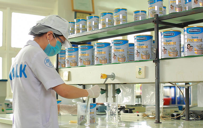 Tất cả c&aacute;c sản phẩm của Vinamilk an to&agrave;n, kh&ocirc;ng li&ecirc;n quan g&igrave; tới sự cố sữa nhiễm khuẩn Cl. Botulinum . Ảnh: Đ. T
