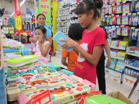 M&ugrave;a mua sắp đồ d&ugrave;ng học tập đ&atilde; bắt đầu. Ảnh: Đỗ H&ograve;a.