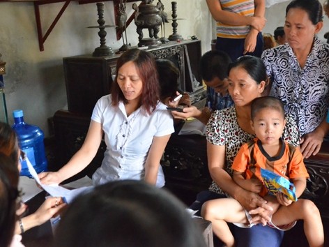 Chị Ho&agrave;ng Thị Nguyệt (&aacute;o trắng) v&agrave; gia đ&igrave;nh nạn nh&acirc;n vụ &ldquo;nh&acirc;n bản&rdquo; x&eacute;t nghiệm. ảnh: N.C.K