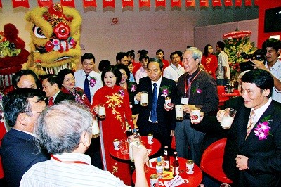 Đại diện cơ quan chức năng v&agrave; ban tổ chức tham gia v&agrave;o triển l&atilde;m năm 2012. Ảnh: A. Đ&agrave;o