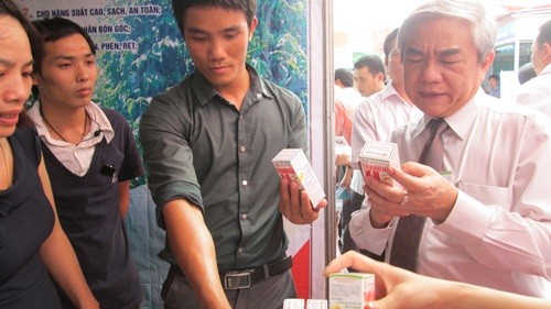 Bộ trưởng kiểm tra một sản phẩm phân bón hiện đại.