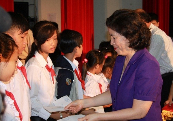 B&agrave; Mai Kiều Li&ecirc;n &ndash; Chủ tịch HĐQT ki&ecirc;m Tổng Gi&aacute;m đốc Vinamilk trao học bổng cho học sinh tại Bến Tre. Ảnh: Q. T