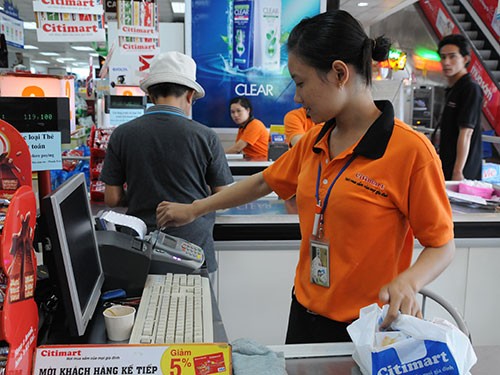 D&ugrave;ng thẻ t&iacute;n dụng tuy kh&aacute; thuận tiện nhưng kh&aacute;ch h&agrave;ng phải trả l&atilde;i suất rất cao. 