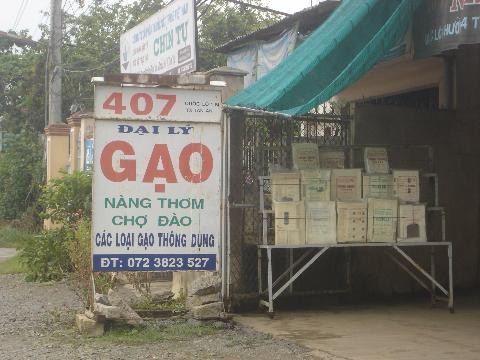 Tr&agrave;n lan c&aacute;c cửa h&agrave;ng rao b&aacute;n gạo N&agrave;ng Thơm Chợ Đ&agrave;o (Ảnh minh họa)