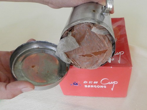 Chiếc ca được cho l&agrave; chứa chất độc hại được anh Trần Ho&agrave;ng Thắng giao nộp cho c&ocirc;ng an x&atilde; Xu&acirc;n H&ograve;a  