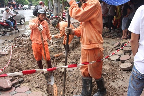 Hiện trường vụ nổ l&agrave;m mất điện nhiều nơi ở quận Cầu Giấy, H&agrave; Nội. Ảnh: Ho&agrave;ng Tu&acirc;n