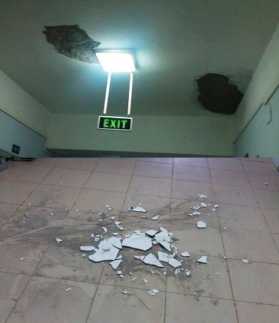 Trần h&agrave;nh lang bị rơi.