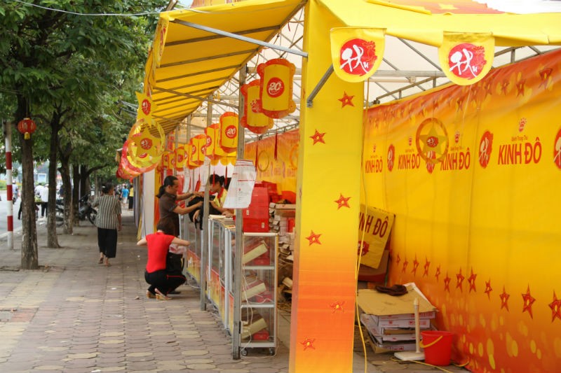 B&aacute;nh trung thu Kinh Đ&ocirc; cũng đang &aacute;p dụng mức chiết khấu lớn cho người mua h&agrave;ng. Ảnh: N. Nam