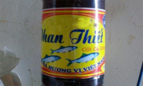 Chai nước mắm 5.000 đồng/l&iacute;t c&oacute; m&agrave;u v&agrave;ng nhạt, được giới thiệu l&agrave; &ldquo;sạch&rdquo; nhưng chất lượng... tr&ecirc;n trời (ảnh K.C)
