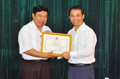 &Ocirc;ng Đặng Khắc Vỹ (phải) nhận bằng khen từ Chủ tịch UBND tỉnh NGhệ An trong lần l&agrave;m từ thiện trao 1,5 tỷ đồng cho trẻ em bị bệnh tim tại Nghệ An h&ocirc;m 6/8 vừa rồi.
