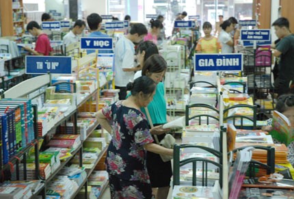 C&aacute;c si&ecirc;u thị, nh&agrave; s&aacute;ch hiện đều giảm gi&aacute; cho học sinh trước ng&agrave;y khai giảng. Ảnh: H&agrave; My.