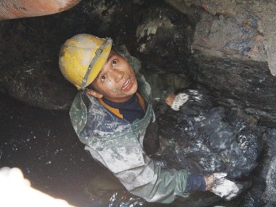 C&ocirc;ng nh&acirc;n nạo v&eacute;t cống ngầm thu nhập chỉ 4-5 triệu đồng/th&aacute;ng trong khi Gi&aacute;m đốc Cty tho&aacute;t nước đ&ocirc; thị TPHCM lĩnh lương tr&ecirc;n 200 triệu đồng/th&aacute;ng. ảnh: trường phong.
