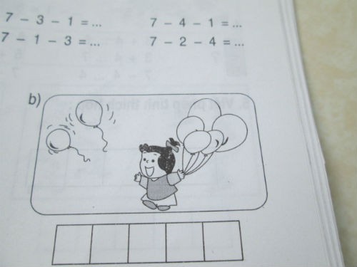 Ảnh n&agrave;y kh&ocirc;ng c&oacute; dữ liệu g&igrave; để n&oacute;i l&agrave; b&oacute;ng đang bay tới hay bay đi khỏi em b&eacute;. N&ecirc;n ph&eacute;p to&aacute;n l&agrave; cộng hay trừ. Nếu b&eacute; l&agrave;m sai &yacute; c&ocirc; sẽ bị trừ điểm.