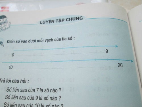 "Nguy hiểm" nhất l&agrave; c&aacute;c em lớp 1 sẽ phải học về tia số v&agrave; đếm giờ, l&agrave; những kiến thức ng&agrave;y xưa lớp 3 mới phải học. 