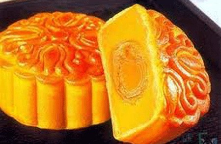  C&ugrave;ng một chất lượng nhưng b&aacute;nh trung thu do c&aacute;c cơ sở c&oacute; uy t&iacute;n sản xuất gi&aacute; cao gấp 3 lần b&aacute;nh do cơ sở tư nh&acirc;n ở Ho&agrave;i Đức (H&agrave; Nội) sản xuất.