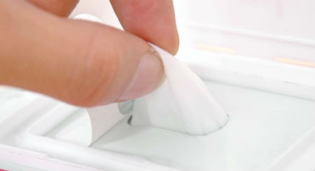 Khăn ướt trở th&agrave;nh c&ocirc;ng cụ &ldquo;giải ph&oacute;ng&rdquo; c&aacute;c b&agrave; mẹ khỏi n&uacute;i c&ocirc;ng việc chăm s&oacute;c cho con.