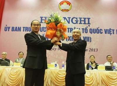 T&acirc;n Chủ tịch UB TƯ MTTQ Nguyễn Thiện Nh&acirc;n nhận hoa ch&uacute;c mừng của người tiền nhiệm Huỳnh Đảm.
