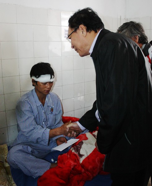 Bộ trưởng Phạm Vũ Luận &acirc;n cần thăm hỏi, động vi&ecirc;n v&agrave; tặng qu&agrave; cho anh Chảo Văn L&acirc;m - người d&acirc;n x&atilde; Bản Khoang