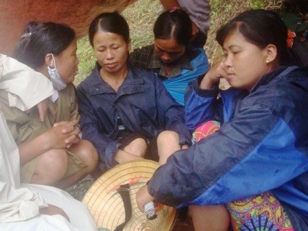 Người d&acirc;n vẫn thay phi&ecirc;n nhau bảo vệ hiện trường.