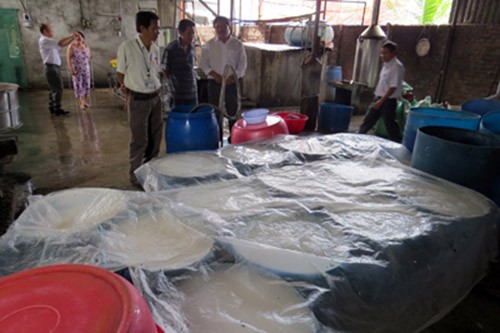 Cơ quan chức năng kiểm tra một cơ sở sản xuất b&uacute;n tươi ở huyện Di&ecirc;n Kh&aacute;nh (Ảnh: B&aacute;o Kh&aacute;nh H&ograve;a)
