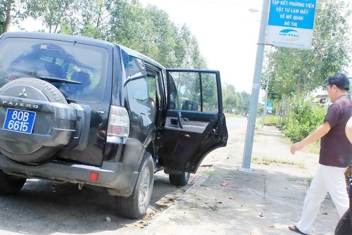 &Ocirc;ng Sở rời nh&agrave; l&ecirc;n xe cảnh s&aacute;t về trại tạm giam nhưng kh&ocirc;ng bị c&ograve;ng tay
