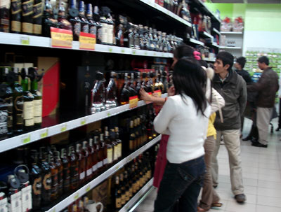 Si&ecirc;u thị tr&agrave;n ngập rượu ngoại