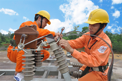 EVN sẽ phải tự chịu tr&aacute;ch nhiệm về c&aacute;c con số b&aacute;o c&aacute;o gi&aacute; điện năm 2012