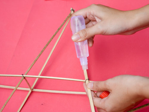 Qu&eacute;t hồ l&ecirc;n tr&ecirc;n bề mặt c&aacute;c thanh tre. Ảnh minh họa