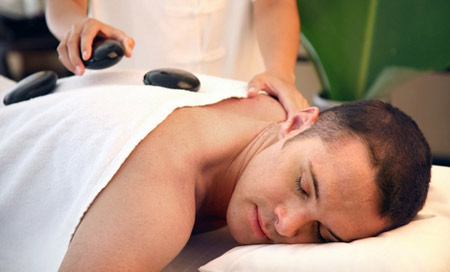 Massage kh&ocirc;ng đ&uacute;ng c&aacute;ch sẽ c&oacute; thể l&agrave;m g&atilde;y xương, tổn thương cột sống (ảnh minh họa)