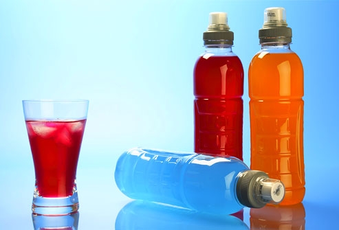 uống nước tăng lực c&ugrave;ng rượu c&oacute; thể dẫn đến độ cồn trong m&aacute;u tăng l&ecirc;n