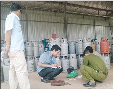 Gas lậu tr&agrave;n lan tr&ecirc;n thị trường kh&oacute; kiểm so&aacute;t