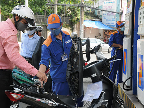 Th&ocirc;ng b&aacute;o kh&ocirc;ng tăng gi&aacute; xăng dầu nghĩa l&agrave; tăng gi&aacute;?