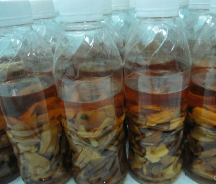 Da phồng rộp v&igrave; rượu ng&acirc;m thảo dược