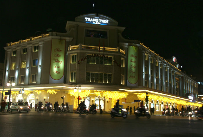 Tràng Tiền plaza như được “khoác” lên mình ánh vàng ấm áp
