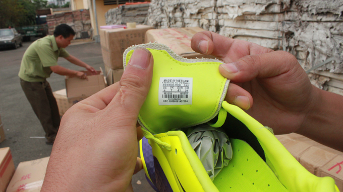 Sản phẩm h&agrave;ng hiệu đang được cơ quan x&aacute;c định thật giả trong l&ocirc; h&agrave;ng 10 container bị cơ quan chức năng ph&aacute;t hiện - Ảnh: L&ecirc; Sơn