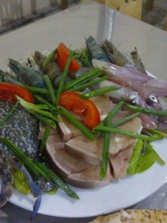 Miếng c&aacute; basa cứng như đ&aacute; trong xuất lẩu hải sản tươi sống tại Long Bi&ecirc;n (HN)