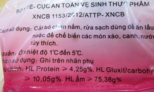 Tr&ecirc;n bao b&igrave; của nấm c&oacute; ghi bảo quản ở nhiệt độ 1-5 độ C, nhưng thực tế nấm được b&agrave;y b&aacute;n từ s&aacute;ng đến tối tại chợ v&agrave; thậm ch&iacute; sang cả ng&agrave;y h&ocirc;m sau. Ảnh: Thi H&agrave;