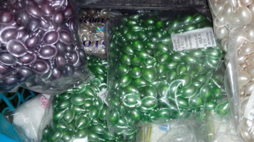 Kh&ocirc;ng nh&atilde;n m&aacute;c, những t&uacute;i nilon đựng vi&ecirc;n dưỡng t&oacute;c được chia nhỏ để b&aacute;n cho NTD
