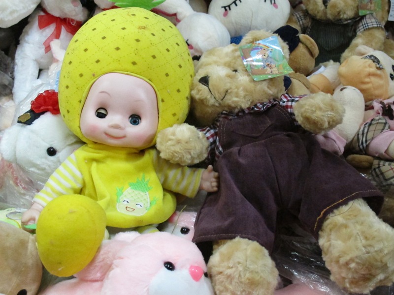 Những con b&uacute;p b&ecirc; c&oacute; xuất xứ Trung Quốc được b&aacute;n phổ biến tại c&aacute;c cửa h&agrave;ng đồ chơi d&agrave;nh cho trẻ