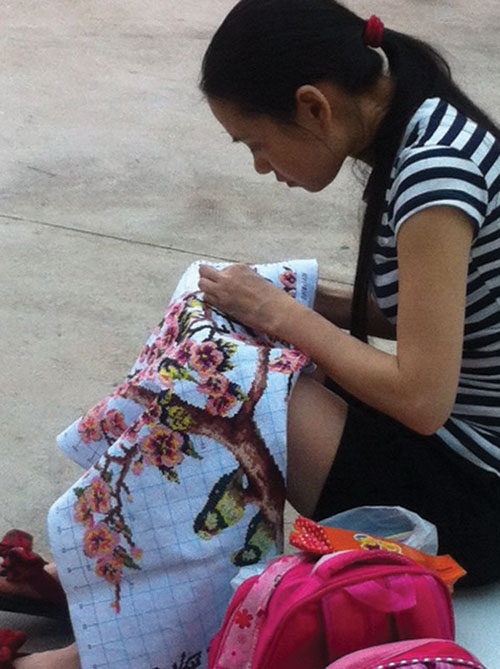   Nhiều chị em đua nhau th&ecirc;u tranh chữ thập m&agrave; kh&ocirc;ng quan t&acirc;m chất lượng của nguy&ecirc;n liệu c&oacute; an to&agrave;n hay kh&ocirc;ng