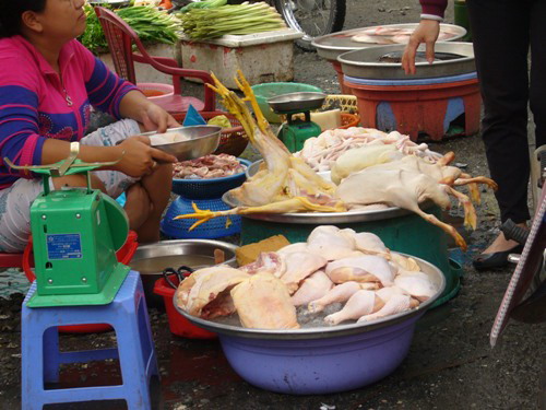 Thịt g&agrave;, vịt giết sẵn kh&ocirc;ng r&otilde; nguồn gốc b&agrave;y b&aacute;n c&ocirc;ng khai v&agrave; người 13Win18 đa dạng khuyến mãi vẫn v&ocirc; tư mua. Ảnh H. Mỹ