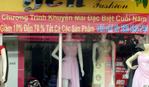 H&agrave;ng thời trang được c&aacute;c shop đua nhau giảm gi&aacute;