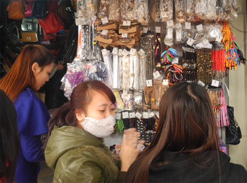 Nhiều bạn trẻ rất m&ecirc; c&aacute;c phụ kiện, đồ trang sức bắt mắt m&agrave; rẻ tiền n&agrave;y. Ảnh: Nguyễn H&ograve;a.