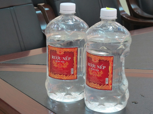 2 can rượu trong c&aacute;c vụ ngộ độc được c&aacute;c cơ quan chức năng thu giữ để x&eacute;t nghiệm