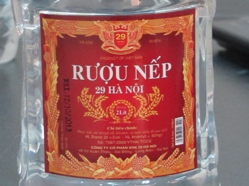 Rượu c&oacute; d&aacute;n nh&atilde;n 