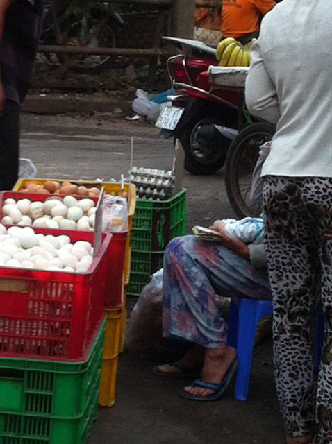 Nhiều điểm b&aacute;n trứng kh&ocirc;ng bao b&igrave;, nh&atilde;n m&aacute;c với gi&aacute; rẻ hơn 5.000-10.000đ/chục so với gi&aacute; thị trường.