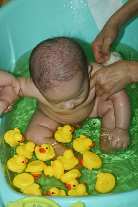 C&aacute;c b&eacute; cực k&igrave; th&iacute;ch th&uacute; với vịt cao su nhỏ nhỏ, xinh xinh khi tắm